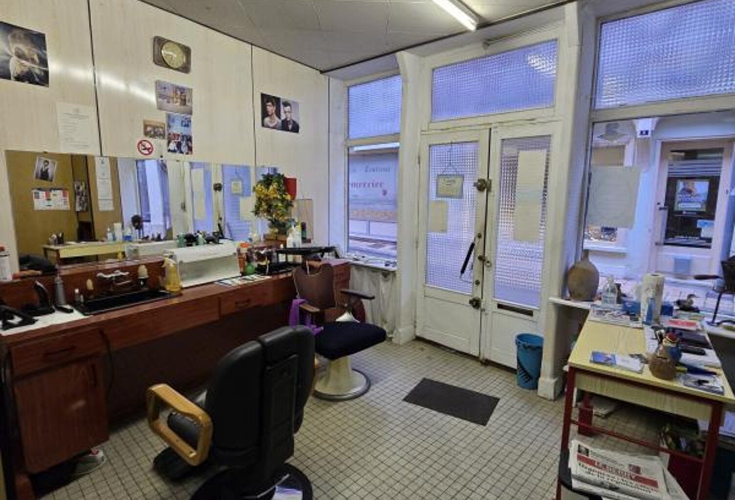 DUN-SUR-AURON: Appartement à rénover et local commercial en — photo 1