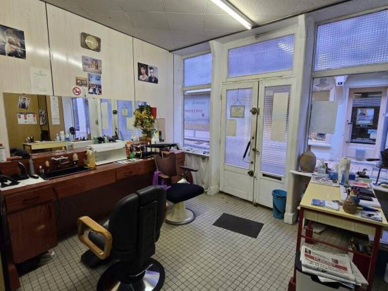 DUN-SUR-AURON: Appartement à rénover et local commercial en — photo 1