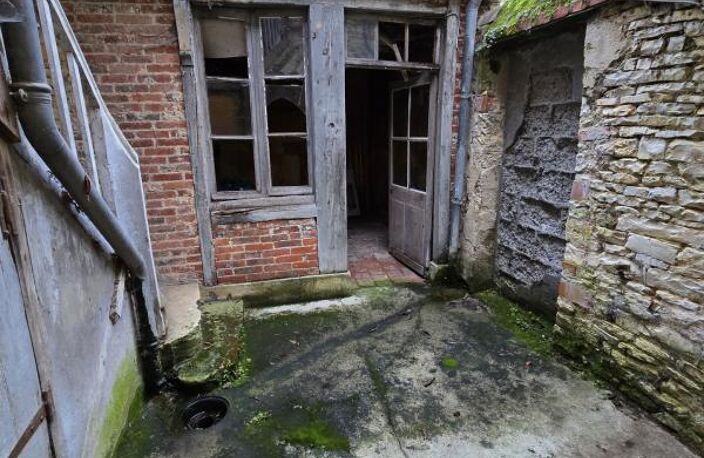 DUN-SUR-AURON: Appartement à rénover et local commercial en — photo 2