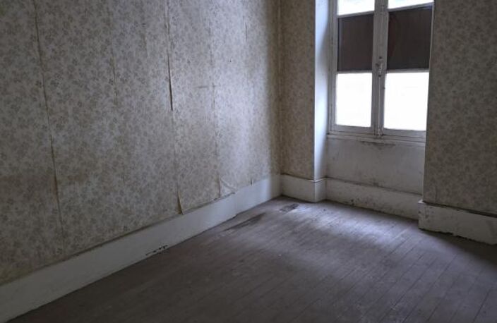 DUN-SUR-AURON: Appartement à rénover et local commercial en — photo 4