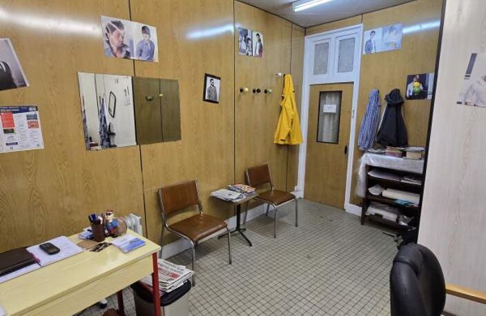 DUN-SUR-AURON: Appartement à rénover et local commercial en — photo 5
