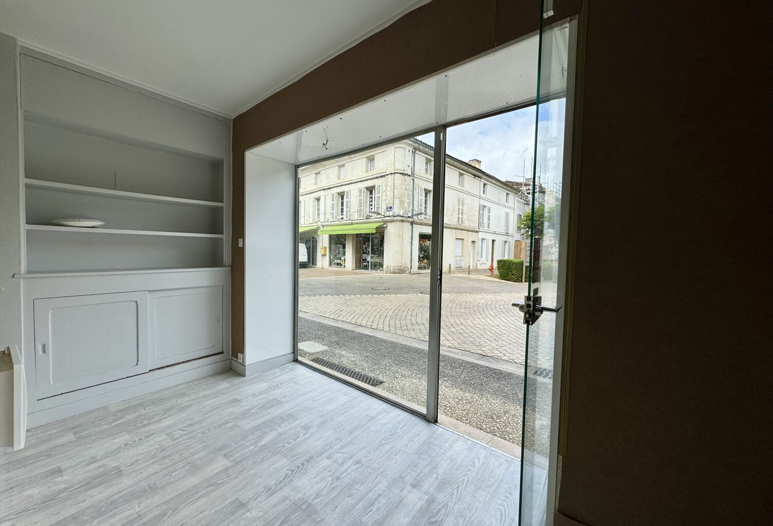 Local commercial - centre-ville de JARNAC (16) — photo 1