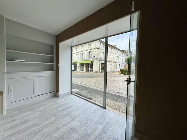 Local commercial - centre-ville de JARNAC (16) — photo 1