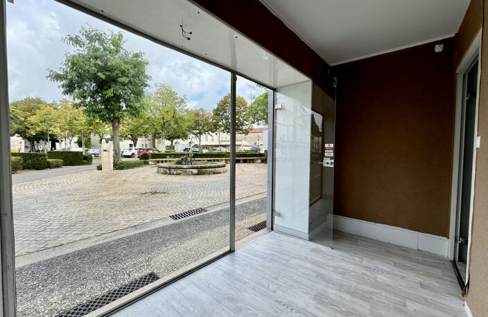 Local commercial - centre-ville de JARNAC (16) — photo 3