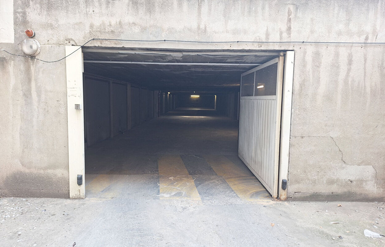 garage  pièces 12 m2 à louer à Marseille 5 (13005)