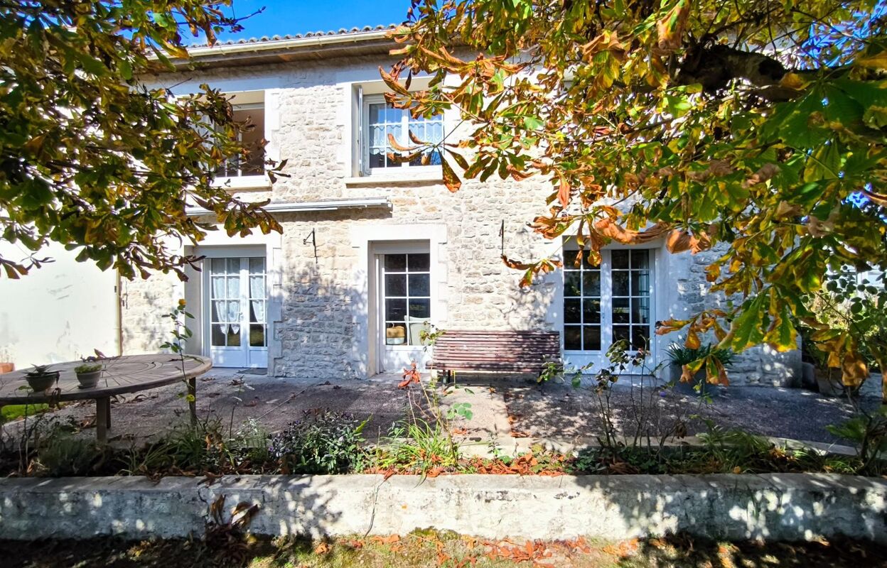 maison 6 pièces 191 m2 à vendre à Saint-Jean-d'Angély (17400)