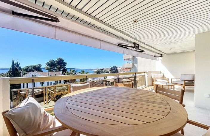 APPARTEMENT 4 PIECES  - CANNES PALM BEACH - VUE MER — photo 2