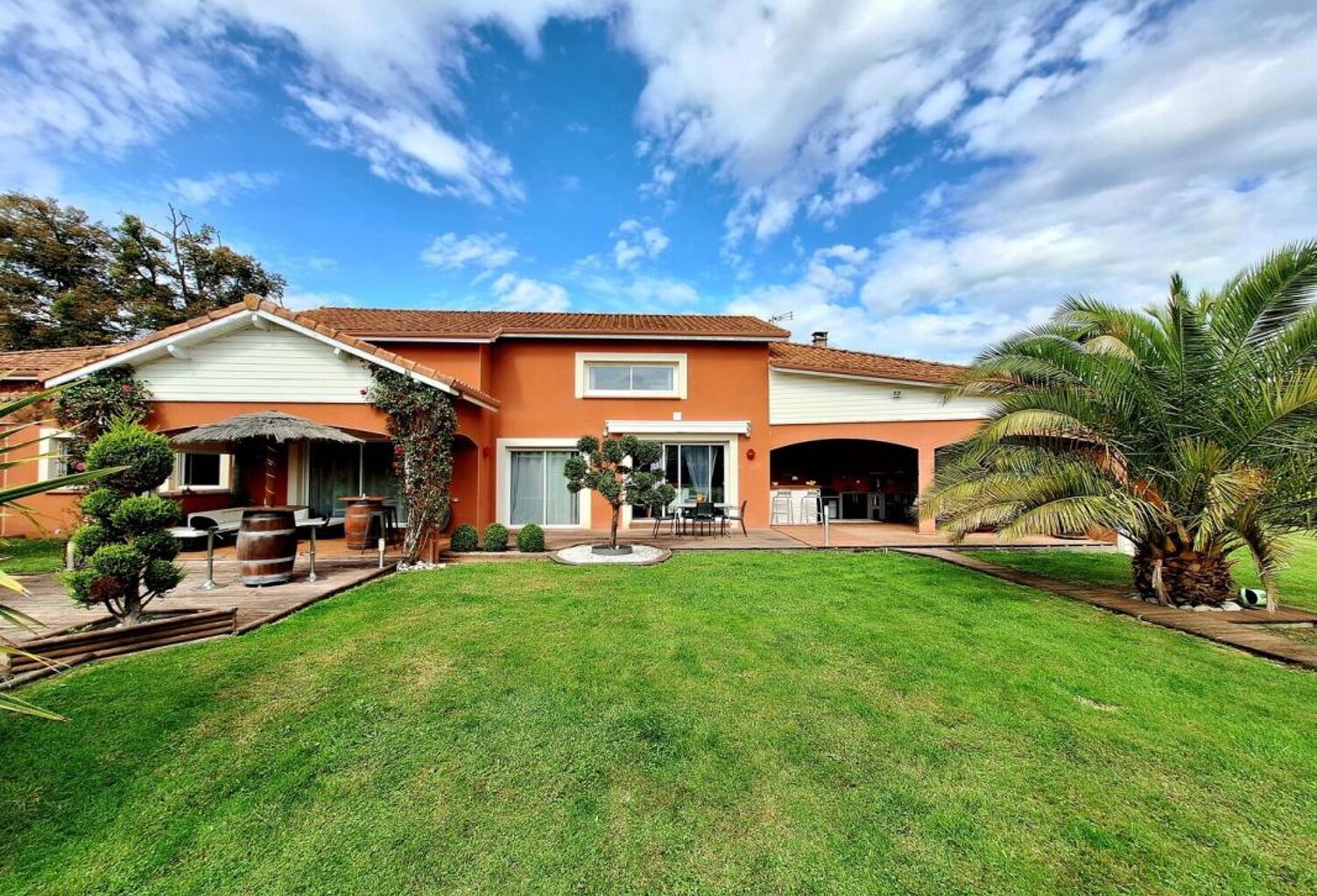 A vendre proche de Lannemezan: Superbe villa contemporaine de très haute qualité avec vue sur les Pyrénées. Surface habitable d'environ 250m²,  4 chambres, piscine, terrain de pétanque, parc de 4.400m² — photo 1