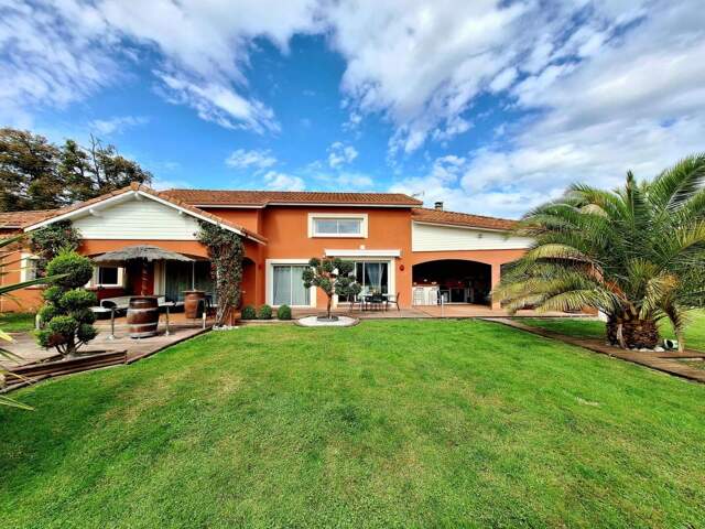 A vendre proche de Lannemezan: Superbe villa contemporaine de très haute qualité avec vue sur les Pyrénées. Surface habitable d'environ 250m²,  4 chambres, piscine, terrain de pétanque, parc de 4.400m² — photo du bien