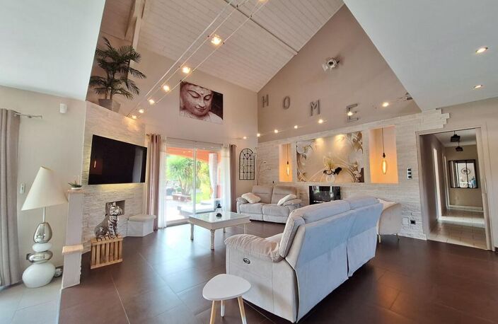 A vendre proche de Lannemezan: Superbe villa contemporaine de très haute qualité avec vue sur les Pyrénées. Surface habitable d'environ 250m²,  4 chambres, piscine, terrain de pétanque, parc de 4.400m² — photo 4