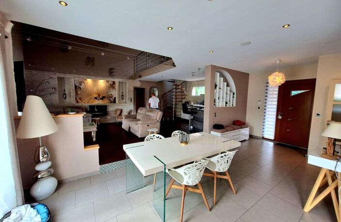 A vendre proche de Lannemezan: Superbe villa contemporaine de très haute qualité avec vue sur les Pyrénées. Surface habitable d'environ 250m²,  4 chambres, piscine, terrain de pétanque, parc de 4.400m² — photo 5