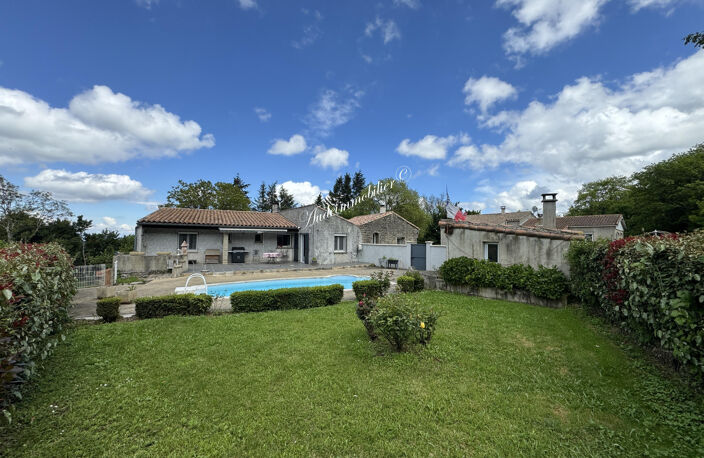 Maison avec jardin, piscine et dépendance — photo 2