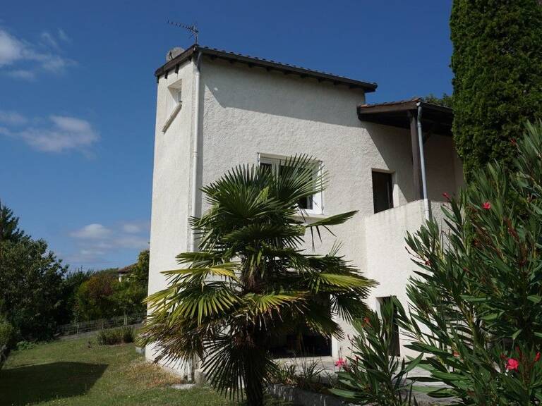 Maison traditionnelle avec jardin — photo 1