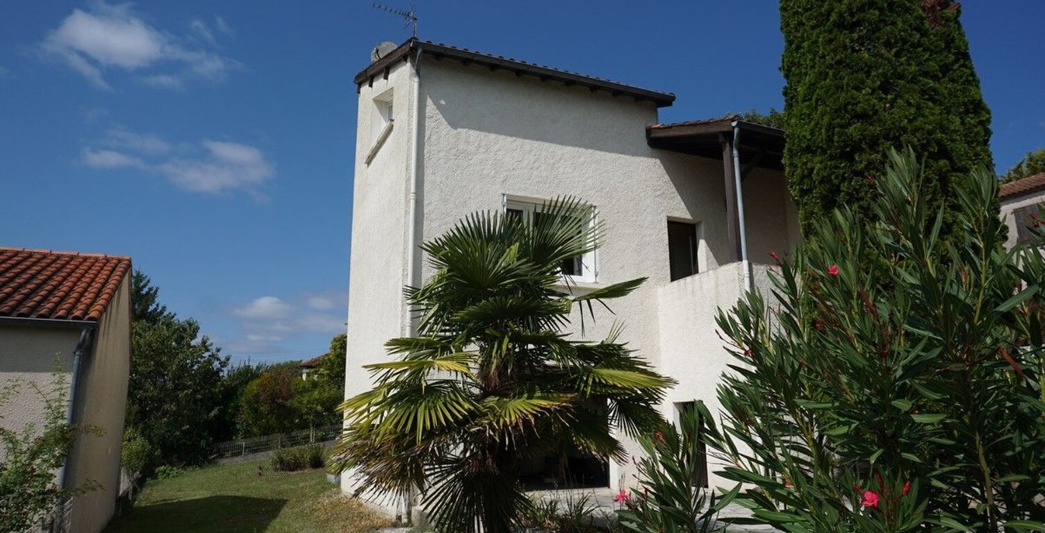 Maison traditionnelle avec jardin — photo 1