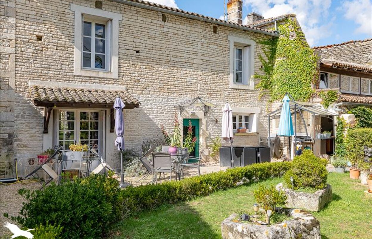 maison 5 pièces 244 m2 à vendre à Neuvicq-le-Château (17490)