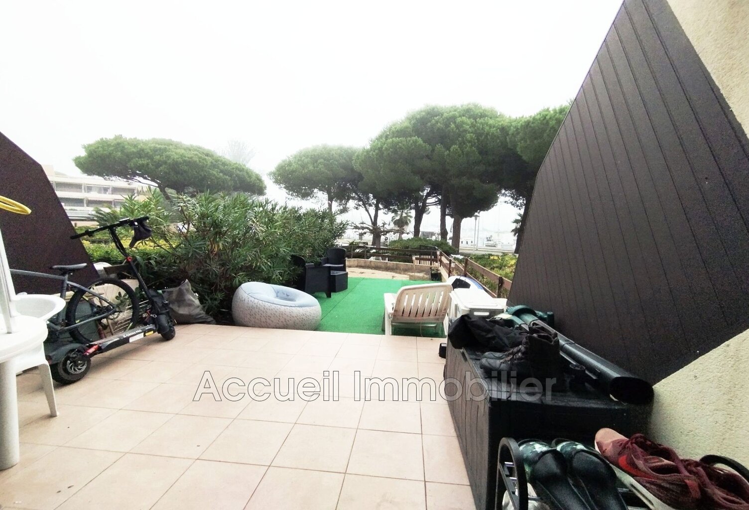 Studio cabine rez-de-jardin en angle avec vue sur le port.<BR>Par — photo 1
