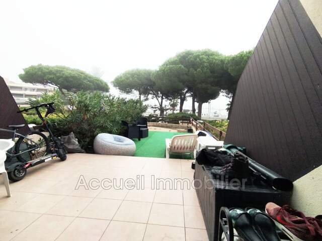 Studio cabine rez-de-jardin en angle avec vue sur le port.<BR>Par — photo du bien