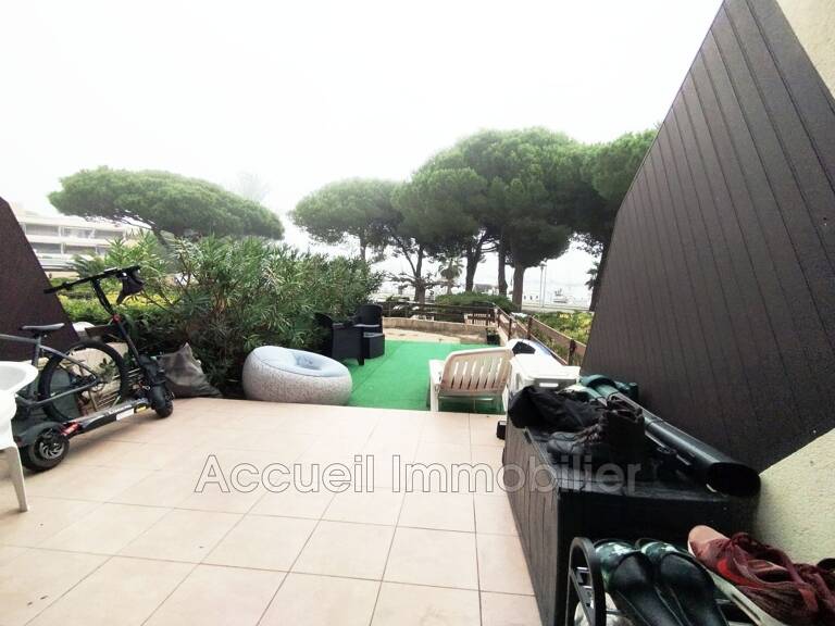 Studio cabine rez-de-jardin en angle avec vue sur le port.<BR>Par — photo 1