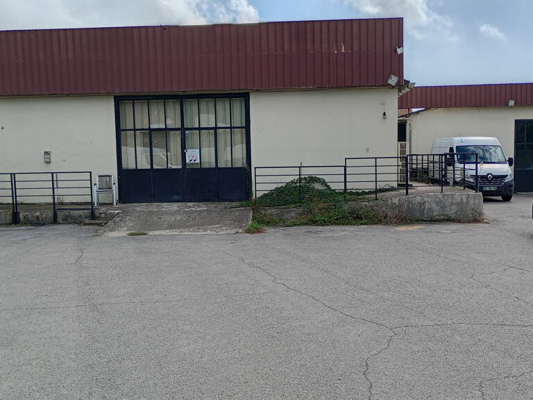 LOCAUX D'ACTIVITÉS BUREAUX et STOCKAGE 477m2, grand parking — photo 1