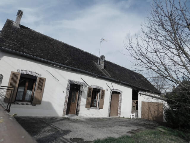 Proche   de JOIGNY et SAINT JULIEN DU SAULT, Maison villageo — photo du bien