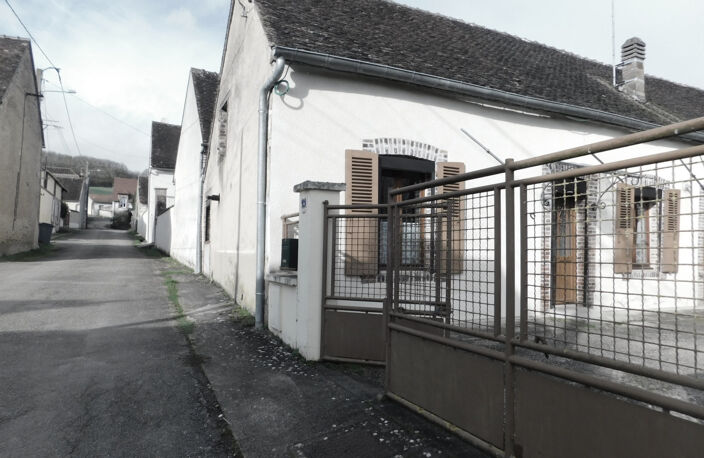 Proche   de JOIGNY et SAINT JULIEN DU SAULT, Maison villageo — photo 2