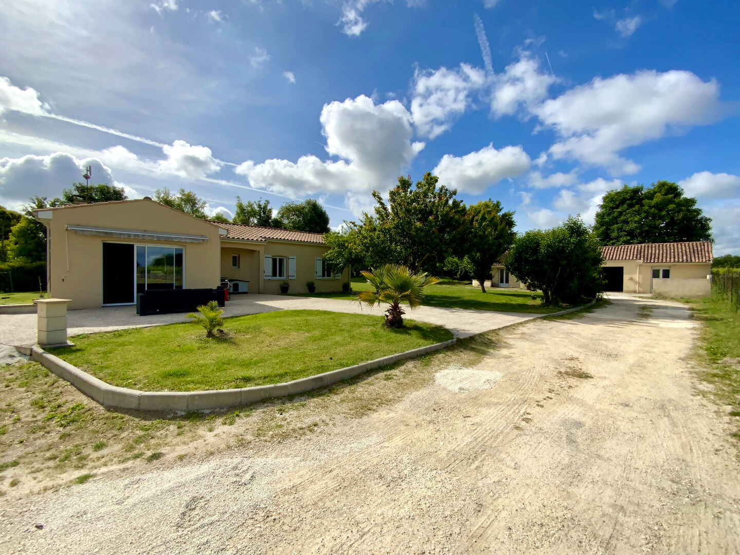 Villa / Maison  T9 à vendre Neuillac 17520