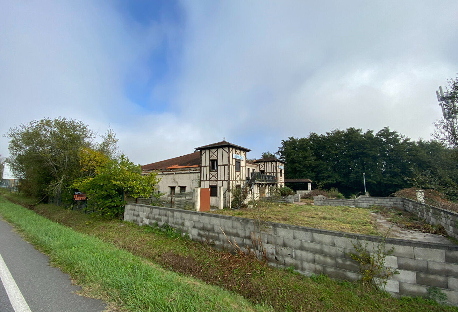 Complexe  de 550 m² en ZAC PAU NORD — photo 1
