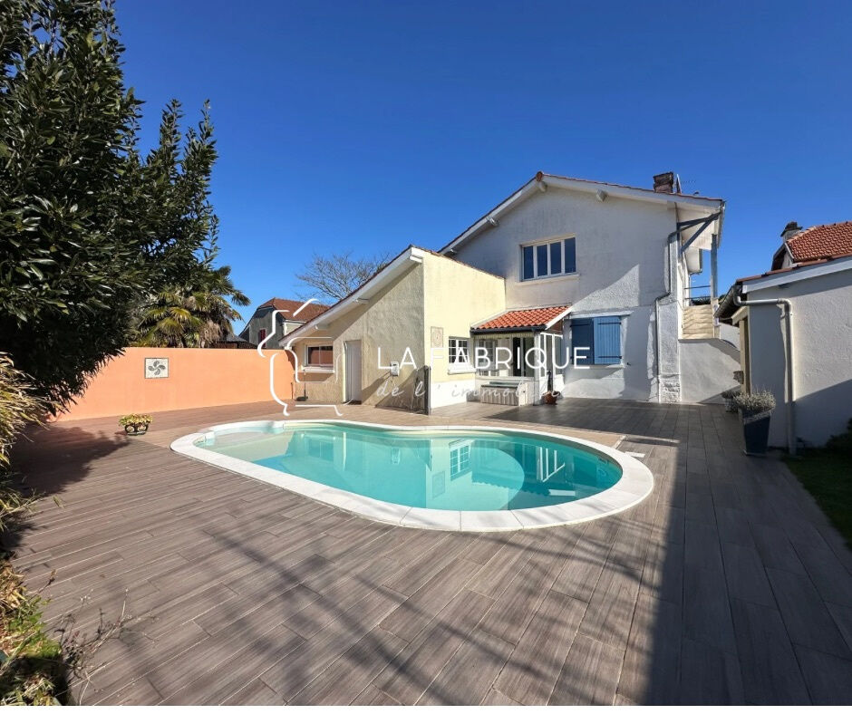 Villa / Maison 8 pièces  à vendre Gelos 64110