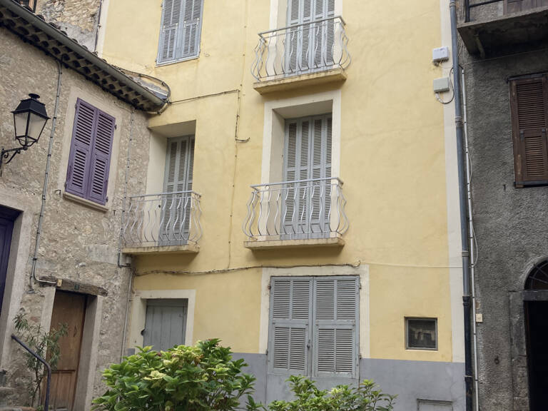 Jolie appartement sis sur la commune de Clans — photo 1