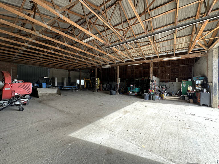 Ideal professionnel immeuble de 577m2 sur 9731m2 de terrain — photo 1