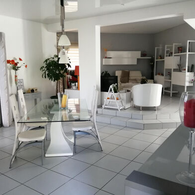 Maison 8 pièces 370 m²