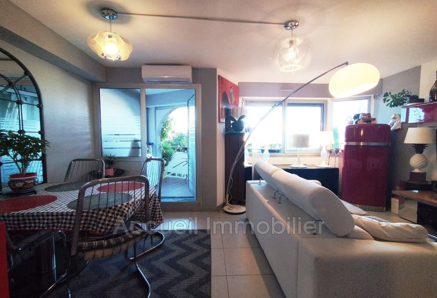 Studio avec grande cabine traversant rez-de-chaussée surélevé. — photo 1