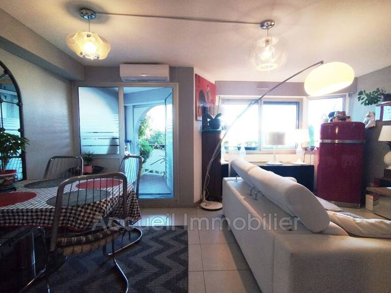 Studio avec grande cabine traversant rez-de-chaussée surélevé. — photo 1