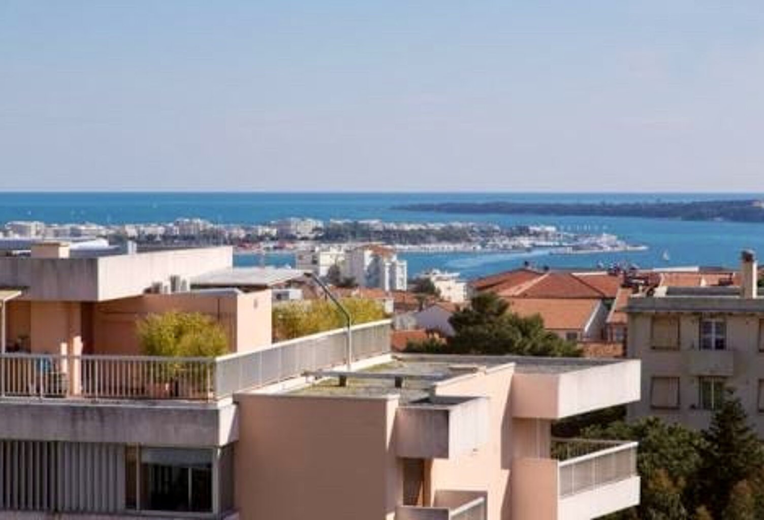 CANNES BAS PETIT JUAS T2 DE 43 M2 TERRASSE VUE MER PARKING — photo 1