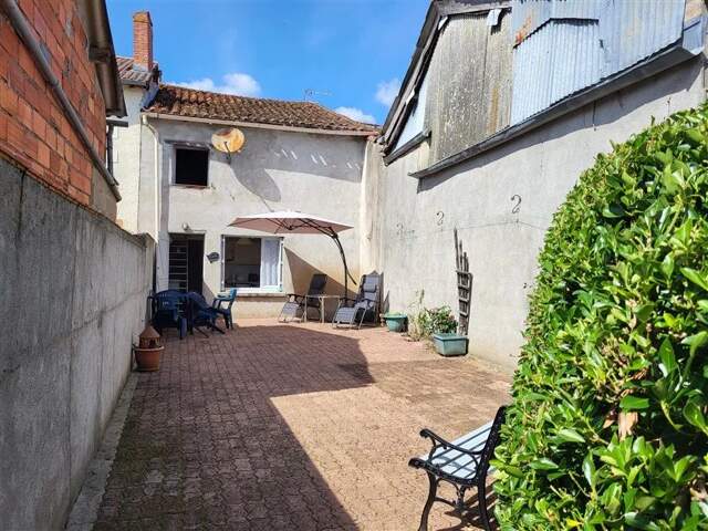 Vente - Maison de 3 chambres avec cour et jardin à Adriers - Vienne — photo du bien