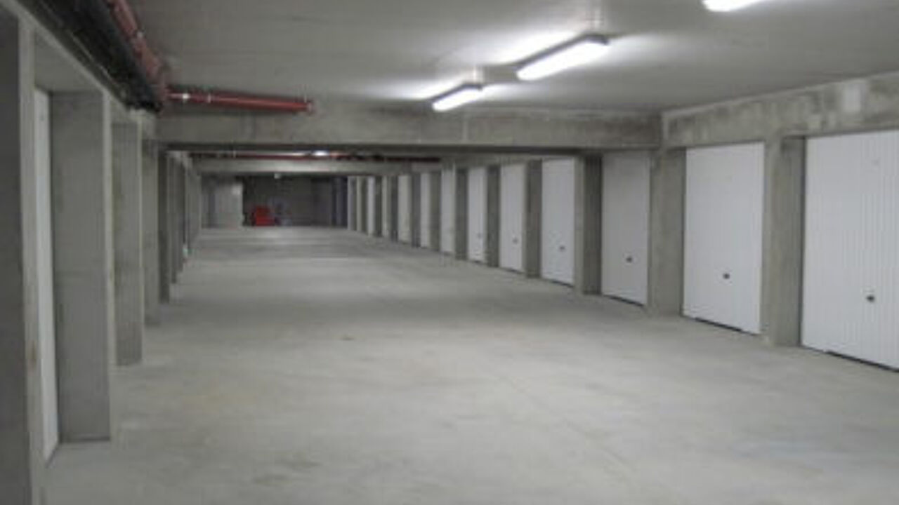 garage  pièces 15 m2 à louer à Marseille 5 (13005)