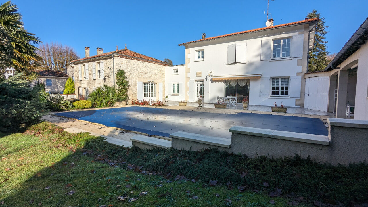 maison 7 pièces 249 m2 à vendre à Saint-Bris-des-Bois (17770)