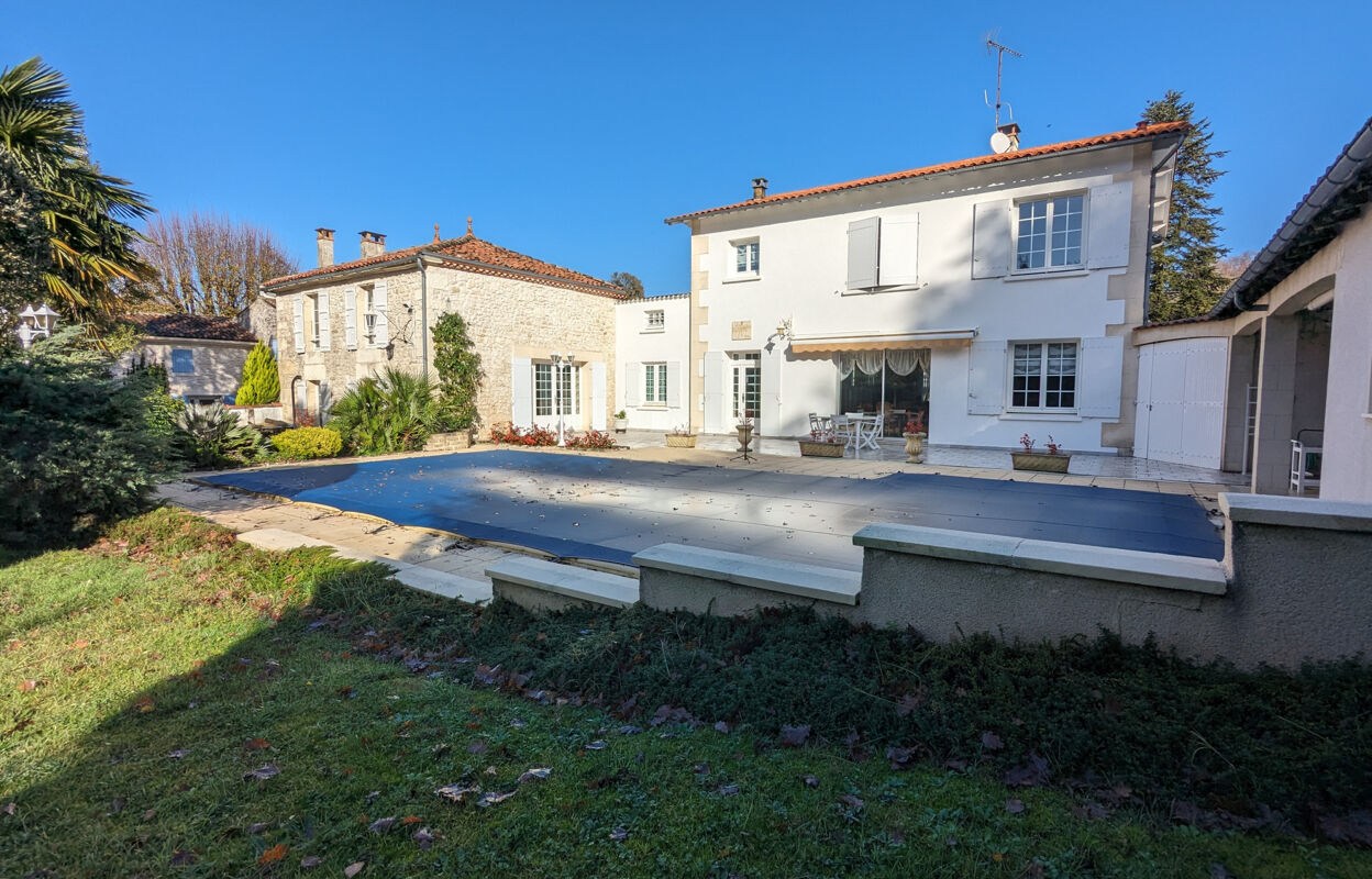 maison 7 pièces 249 m2 à vendre à Saint-Bris-des-Bois (17770)