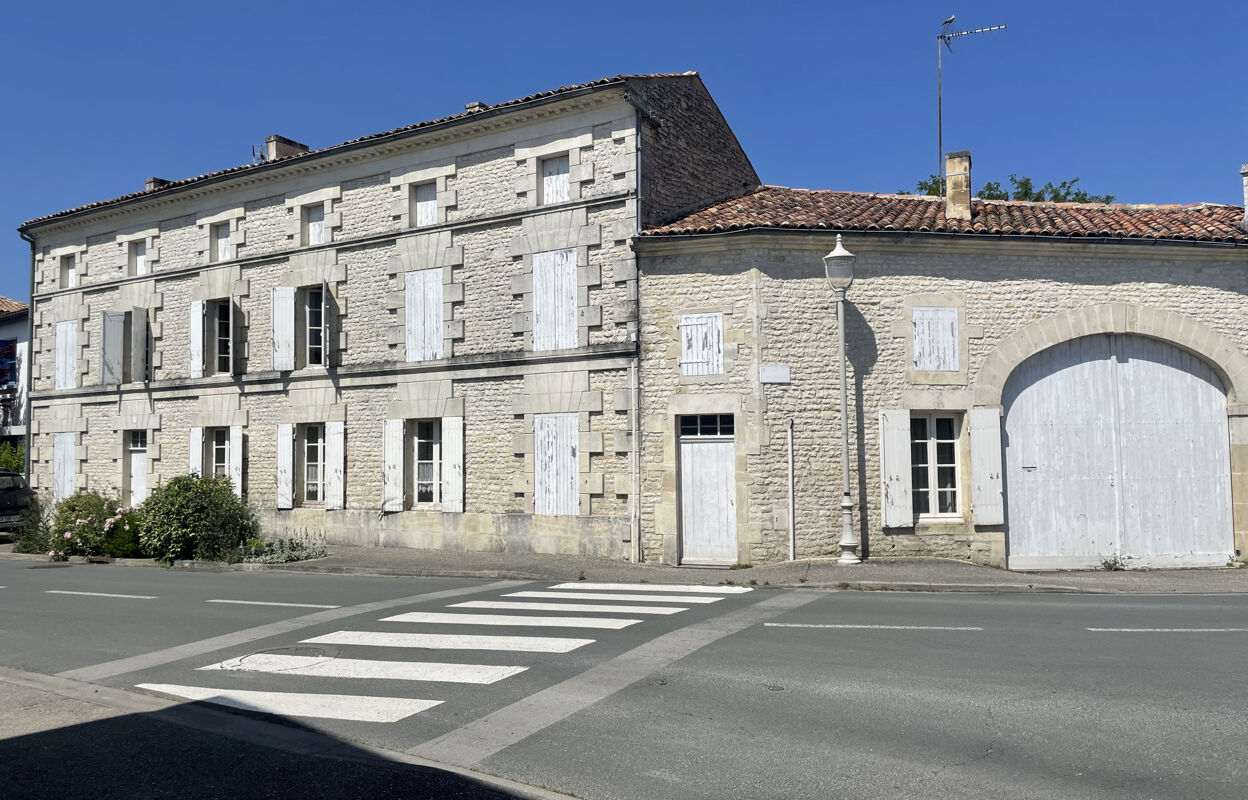 maison 9 pièces 249 m2 à vendre à Matha (17160)