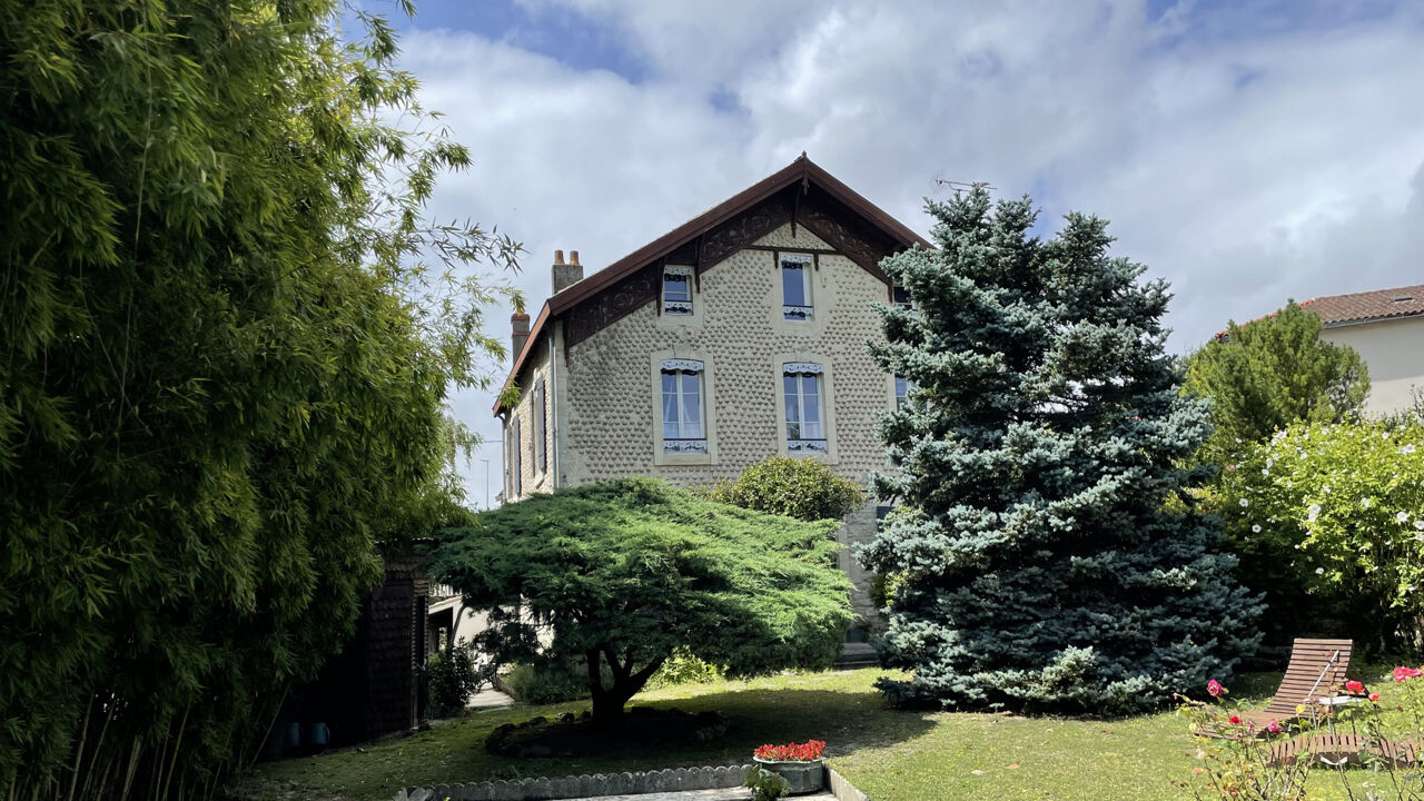 maison 8 pièces 260 m2 à vendre à Saint-Jean-d'Angély (17400)