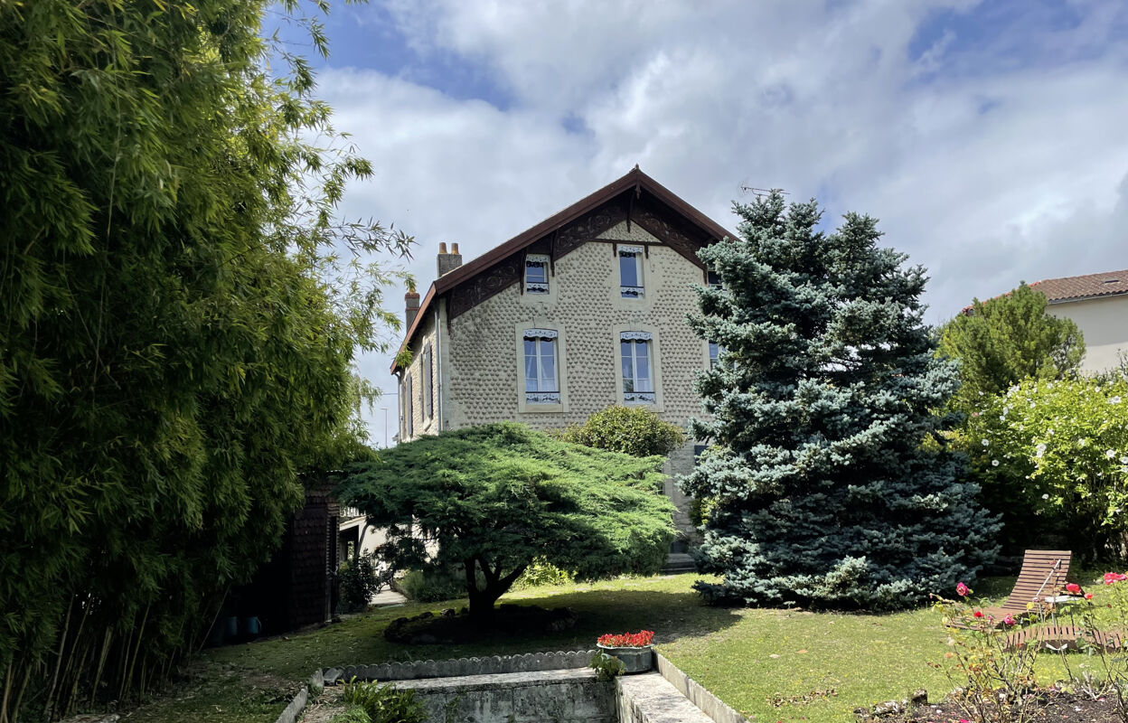 maison 8 pièces 260 m2 à vendre à Saint-Jean-d'Angély (17400)