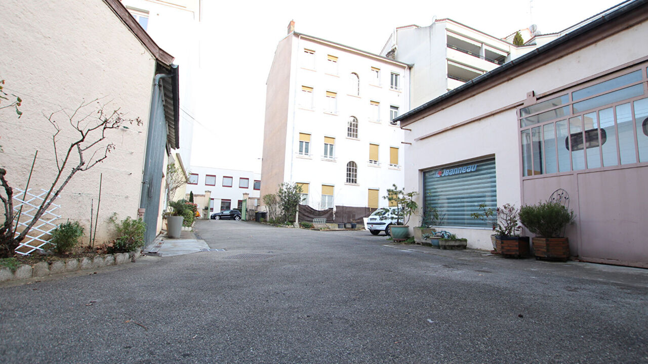 bureau 25 pièces 685 m2 à vendre à Villeurbanne (69100)