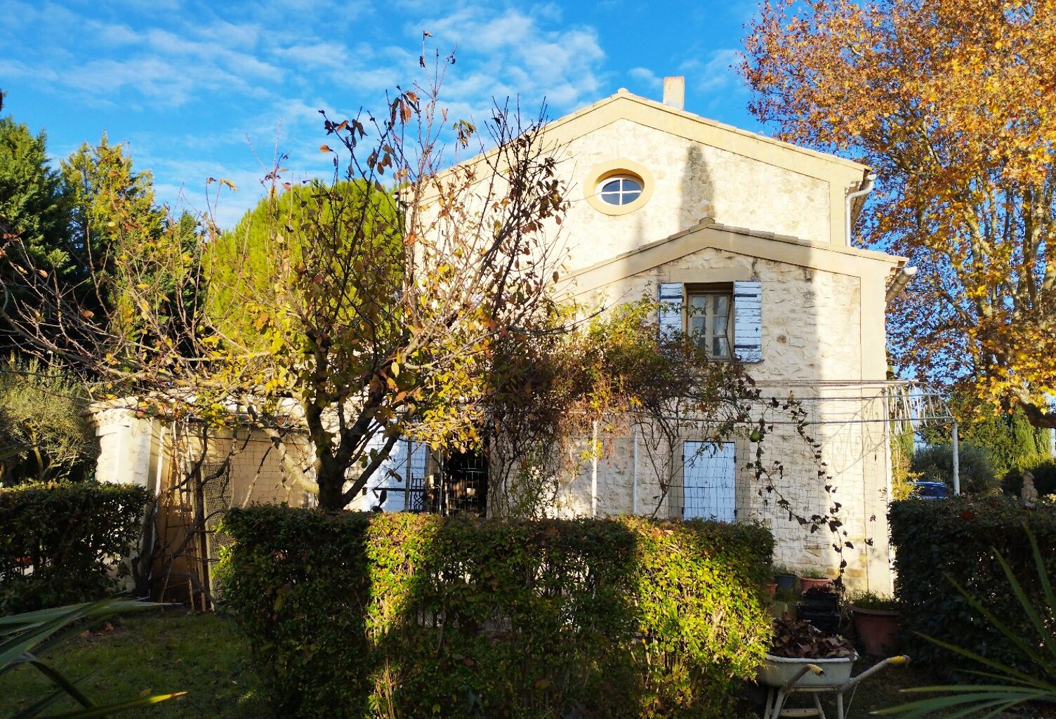 Maison et dépendances — photo 1