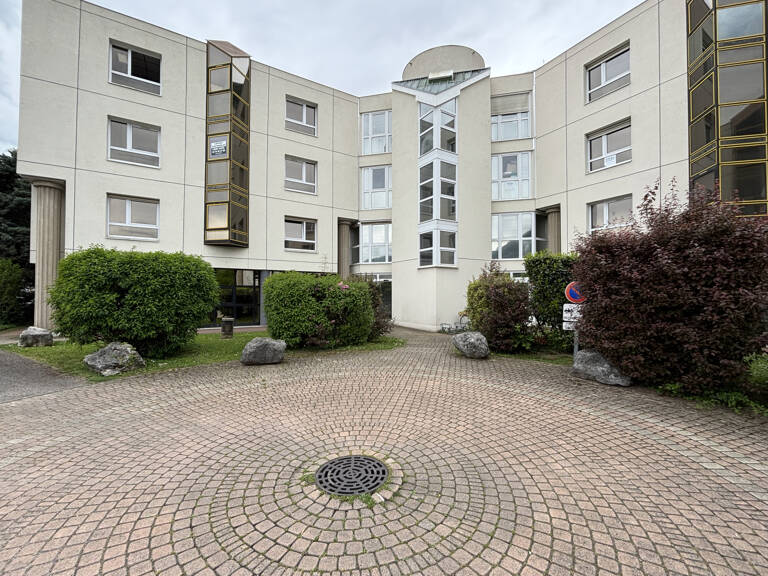 LOCAL PROFESSIONNEL SASSENAGE 20 m2 — photo 1
