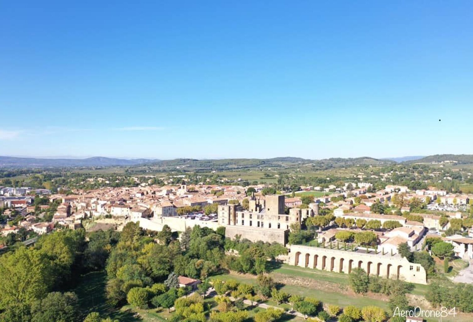 LA TOUR D'AIGUES  LOCAUX PROFESSIONNELS A LOUER - BEL EMPLACEMENT — photo 1