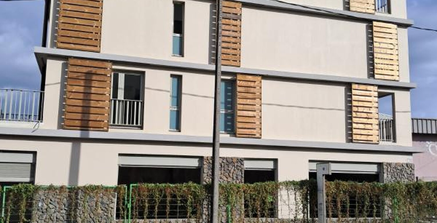 LOCAUX COMMERCIAUX  A LOUER / LE PORT — photo 1