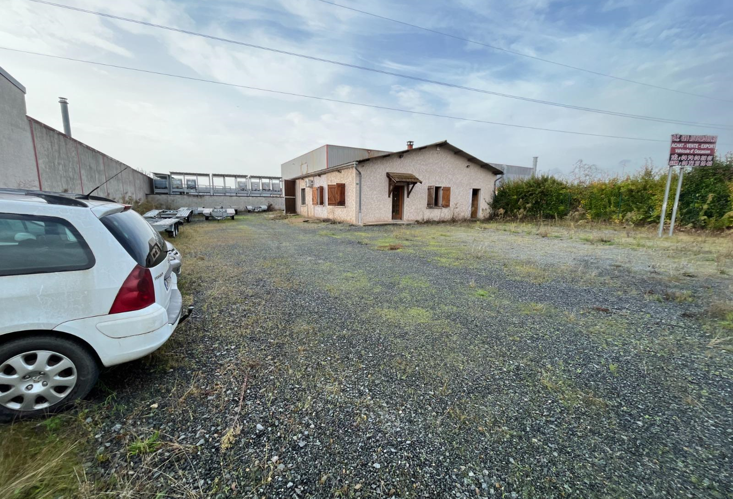Local professionnel  commercial avec terrain clos 2544€ — photo 1