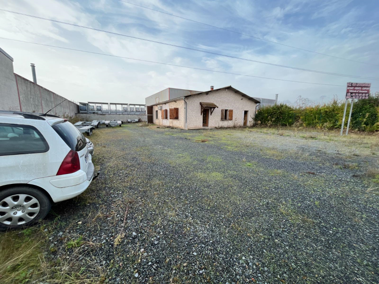 Local professionnel  commercial avec terrain clos 2544€ — photo 1