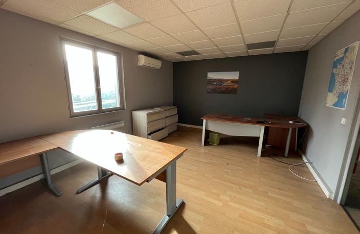 Local professionnel  commercial avec terrain clos 2544€ — photo 4