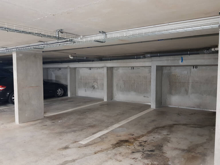LOT DE 4 PARKINGS DANS RESIDENCE RECENTE A HYERES EN SOUS-SOL — photo 1